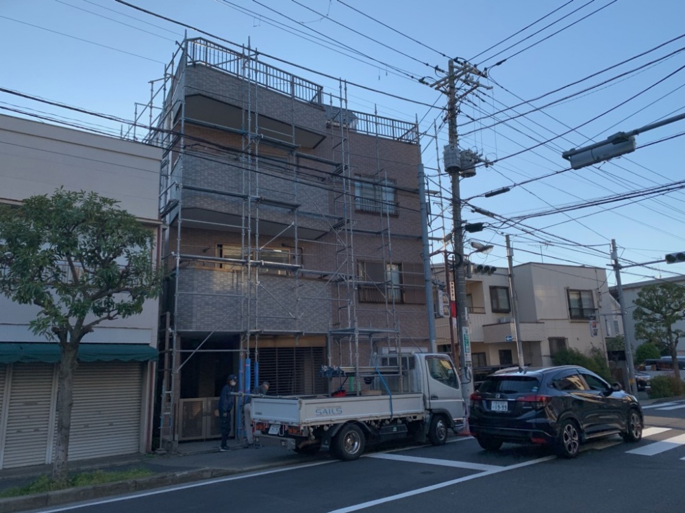 ALC外壁タイル張りの雨漏りを止めろ！！！本日より足立区梅田で外壁塗装工事が始まります。