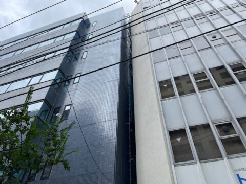 狭小面でも対応いたします。電気設備工事の為の足場の設置@中央区新川の架設足場工事