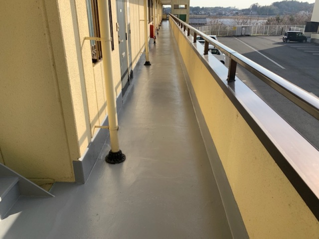 剥がれた塗装で廊下が歩きにくく危険な状態！！茨城県常総市の集合住宅共用部床の防水工事