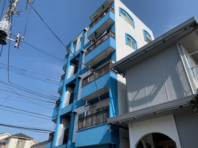 足場の架設スペースが15センチでも大丈夫？？足立区大谷田で集合住宅の改修工事が始まります。