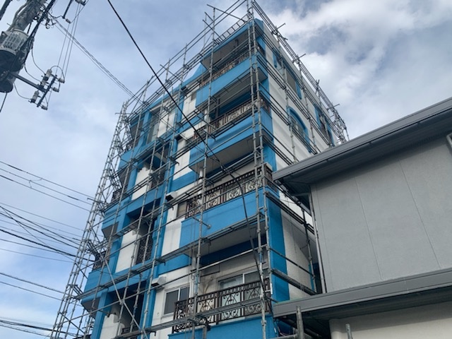 隣地との隙間がほとんどない狭いスペースの足場の設置/足立区大谷田の外壁塗装工事が始まりました。