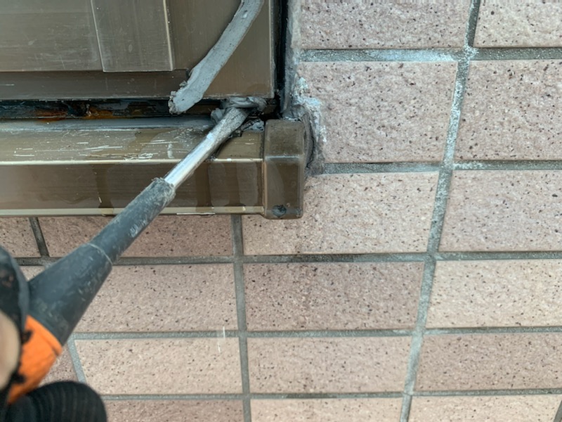 タイルの目地から雨水が侵入？？サッシ廻りシーリング撤去時に水が出てきた！！