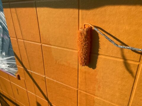 カラフルな外壁塗装色で外壁をイメージチェンジ！！外壁塗装色オレンジで塗装中！！