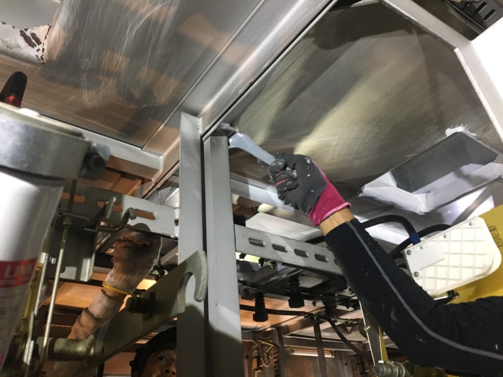 港区赤坂　キュービクル外部塗装・キュービクル内部夜間工事・ラッキング交換