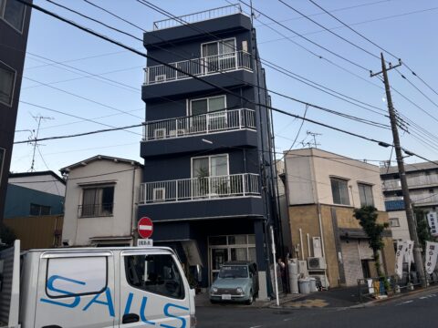 色の使い方で建物の印象が変わります。足立区関原の外壁塗装工事が完了しました。