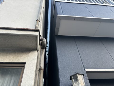 隣地との間が狭くて今まで外壁塗装ができなかったお客様の外壁を塗装させて頂きました。
