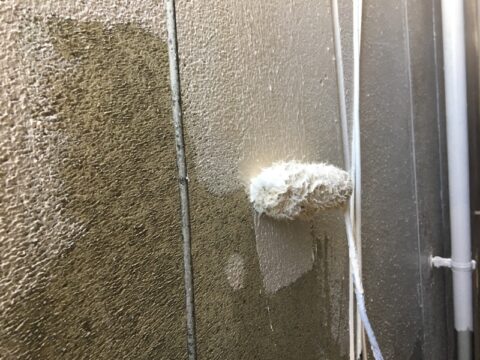 隣との敷地が狭い外壁からの雨漏りは防水性の高い単層弾性塗料で塗装！！