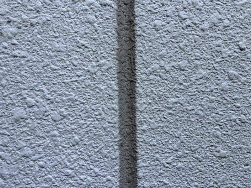 外壁に黒い線が出る原因とは？シーリングのブリード現象と正しい対処法