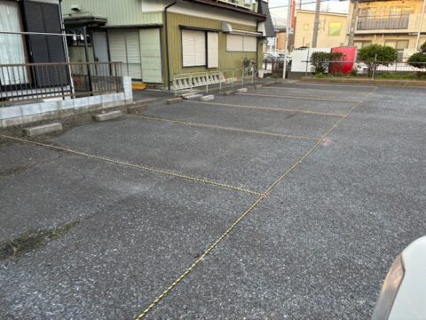 駐車場のアスファルトが劣化してラインが引けない時はどうする？埼玉県草加市の駐車場区画線工事