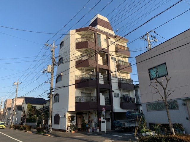 足場が設置できずに雨漏りを直すことができない！！狭い敷地の足場架設は足立区のセイルズにお任せ