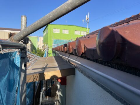 雨樋の歪みや支持金物の腐食が気になります。@雨樋の交換工事は足立区鹿浜のセイルズにお任せください。