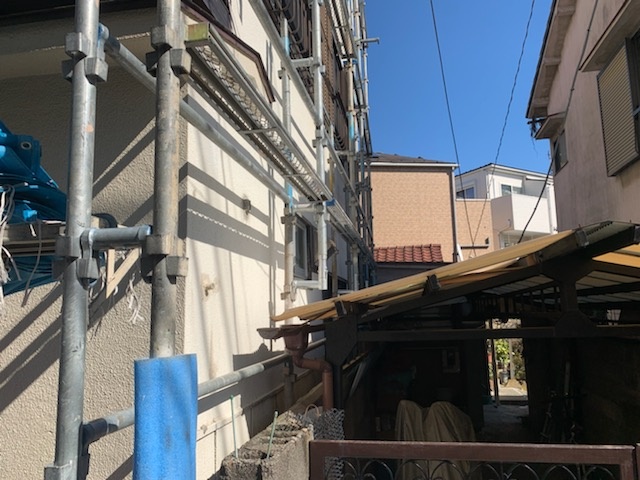 足場の架設スペースの狭い足立区千住の外壁塗装が完了しました。
