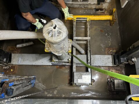 エレベーターピットの洗浄と汚水の汲み上げ