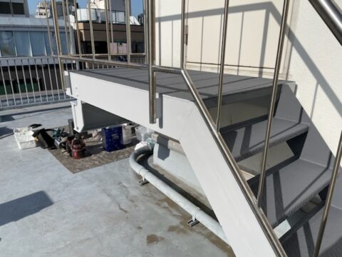 縞鋼板の階段床は水が残りやすくて錆が発生しやすい！！鉄部を防水で雨水の侵入をストップ！！