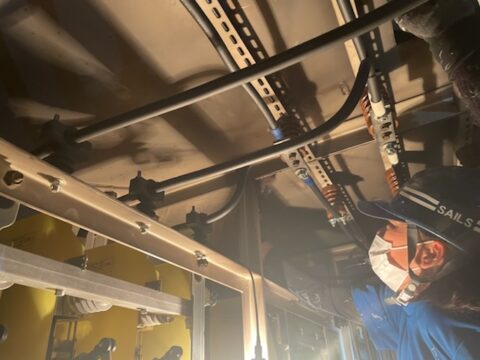 キュービクルの夜間塗装もお任せください。高耐久フッ素樹脂塗料でキュービクルの内外塗装