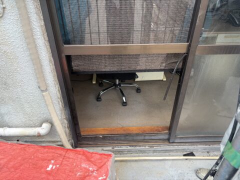 【埼玉県越谷市｜ガラス入れ替え】工事中の不注意によりお客様のガラスを破損してしまいました