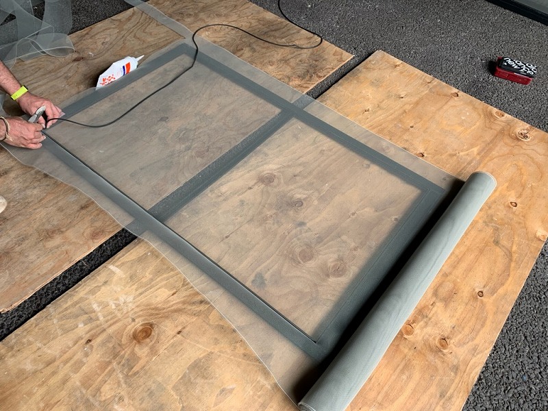 破れた網戸そのままにしてませんか？1枚からOK!!網戸の貼替も足立区鹿浜のセイルズにお任せください。