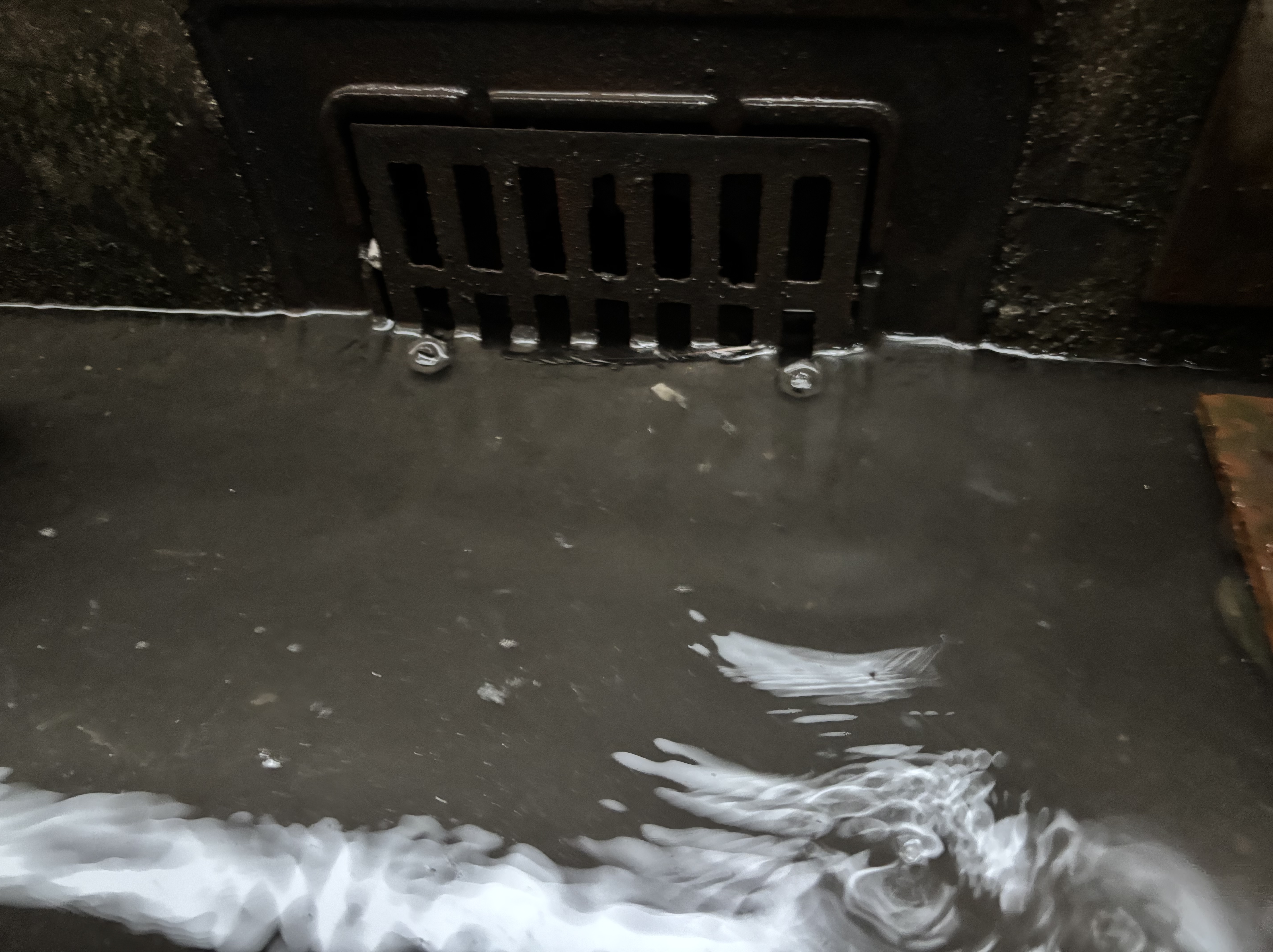 雨漏りの原因となった排水口の泥詰まりと簡易清掃後の比較