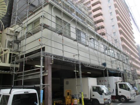 足場の安全対策！メッシュシートを外して台風対策