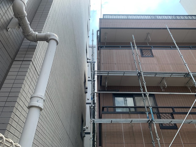 狭いスペースの足場の架設もお任せ！！スカイツリーを見上げる墨田区業平の外壁塗装工事が始まります。