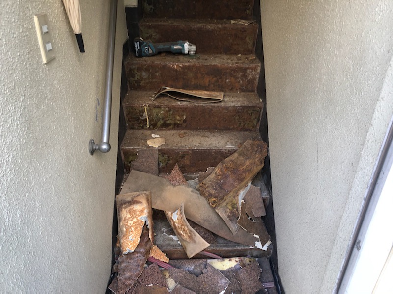 高齢のお母様の為に滑りにくい階段を！！葛飾区立石の長尺シート工事/下地編