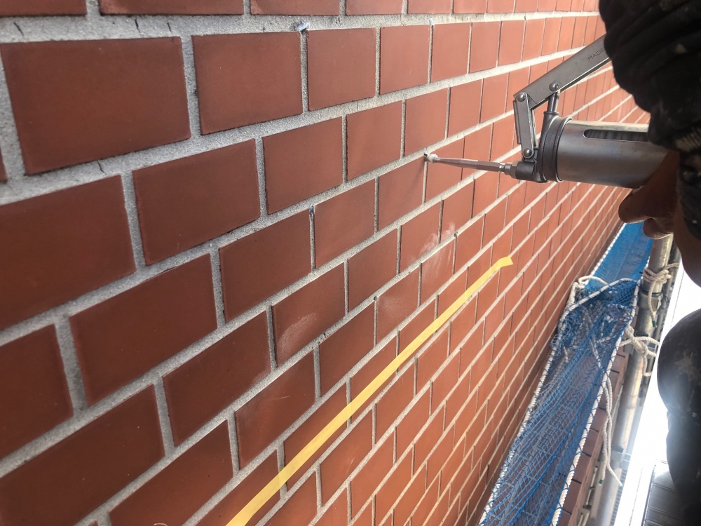 タイルの落下防止策！！エポキシ樹脂注入でタイル下地の浮きを抑えます。/足立区竹の塚