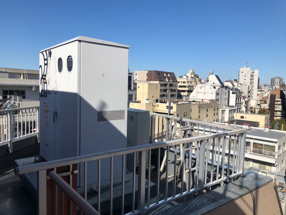 キュービクルの落書きを塗装できれいに！！/渋谷区宇田川町のキュービクル塗装工事