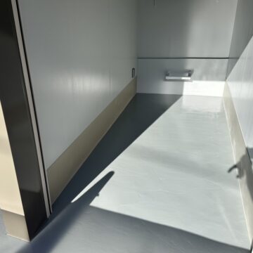 【東京都杉並区　新築入口・バイクガレージ内床、木製棚塗装】ノンスリップ塗装で雨の日も安心！