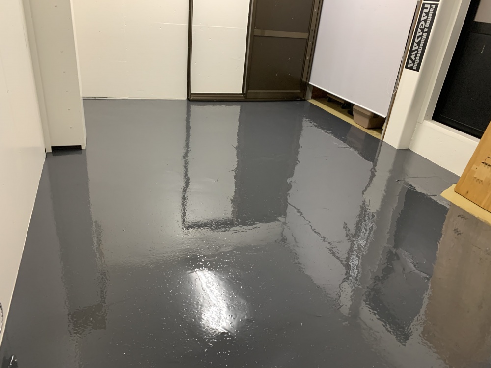 耐久性、耐摩耗性抜群！！室内駐車場を塗装色も自由な厚膜の硬質エポキシ樹脂塗料で塗装/足立区鹿浜