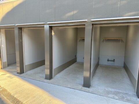 【東京都杉並区　新築トランクルーム入口・バイクガレージ内床、木製棚塗装】ノンスリップ塗装で雨の日も安心！