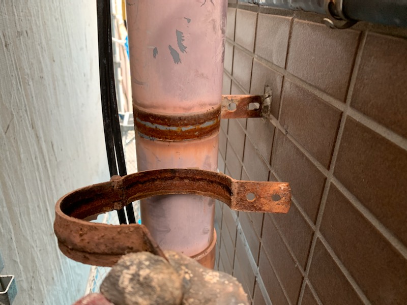 雨水管のバンドの錆が気になる！！ステンレスバンドに交換で錆の発生が無くなります。