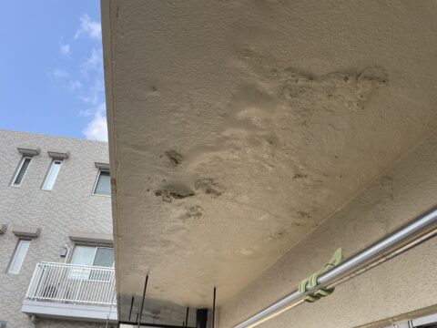 ベランダの天井が膨れてしまった原因は？ベランダの屋根からの雨水の侵入が確認できました。