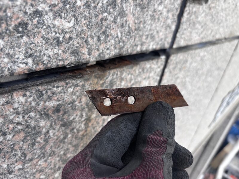 外壁のサビ跡は「爆裂」だけじゃない？意外な原因とシーリング撤去の重要性