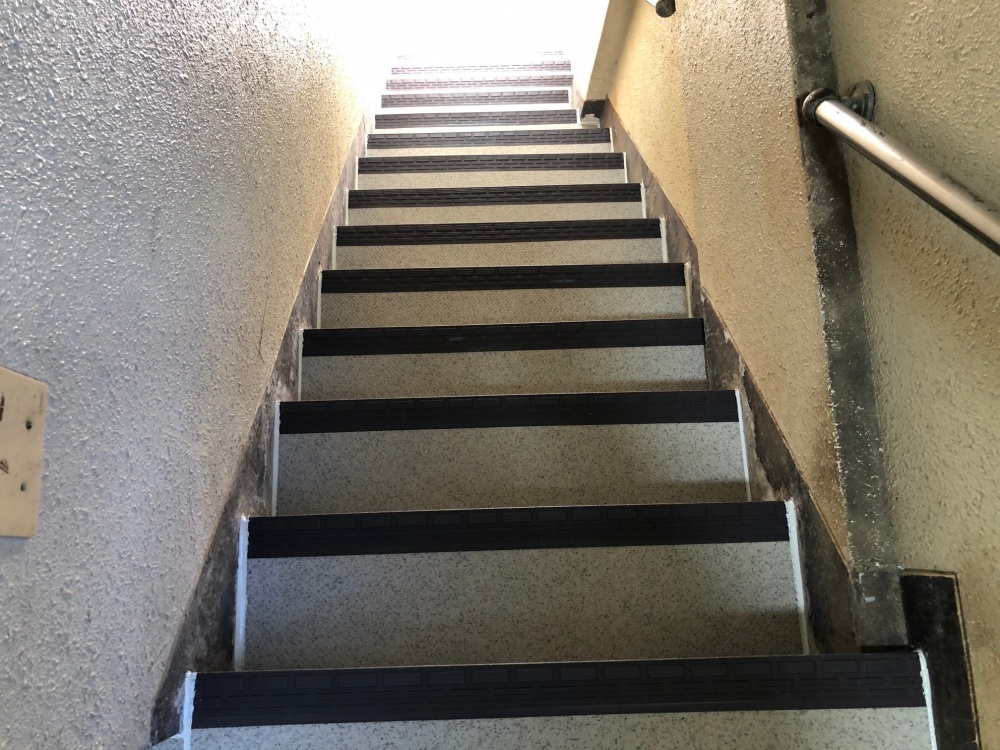 長尺シートを貼って安心安全な階段に！！/葛飾区立石の階段長尺シート工事
