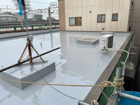 湿気を含んだ建物の屋上防水は膨れの出にくいウレタン通気緩衝工法で