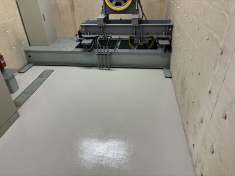 【神奈川県川崎市　エレベーター機械室塗床塗装】耐久性の高い水性アーキフロアーU使用！