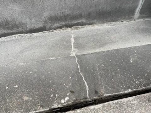 屋上のモルタルに白い塊が！！台東区の会社ビル屋上の防水工事を施工中/防水工事の下地処理