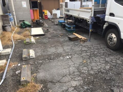 駐車場のライン塗装　ボコボコのアスファルトの補修と共に