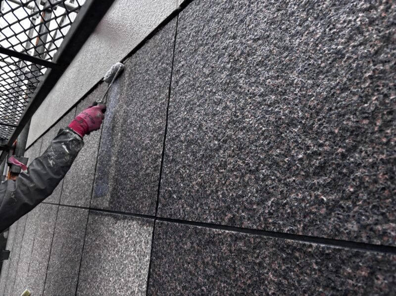 艶消し石目調外壁の美観が復活！ビュートップシリコンクリヤーによる2回塗り保護塗装