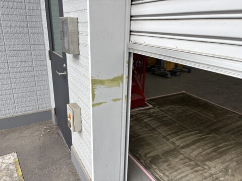 パテ処理で凹みを平らに形成