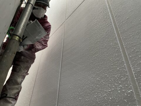 新築の外壁の吹付塗装施工中@弾性タイル吹付塗装は足立区鹿浜のセイルズにお任せください。