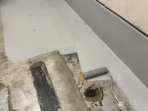 機械室の防塵塗装　室内でも安心施工　臭気が少ない水性の防塵床塗装
