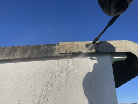 汚れた屋根を『ちょこっと洗浄』で見た目をきれいに@川口市南鳩ヶ谷の屋根の高圧洗浄