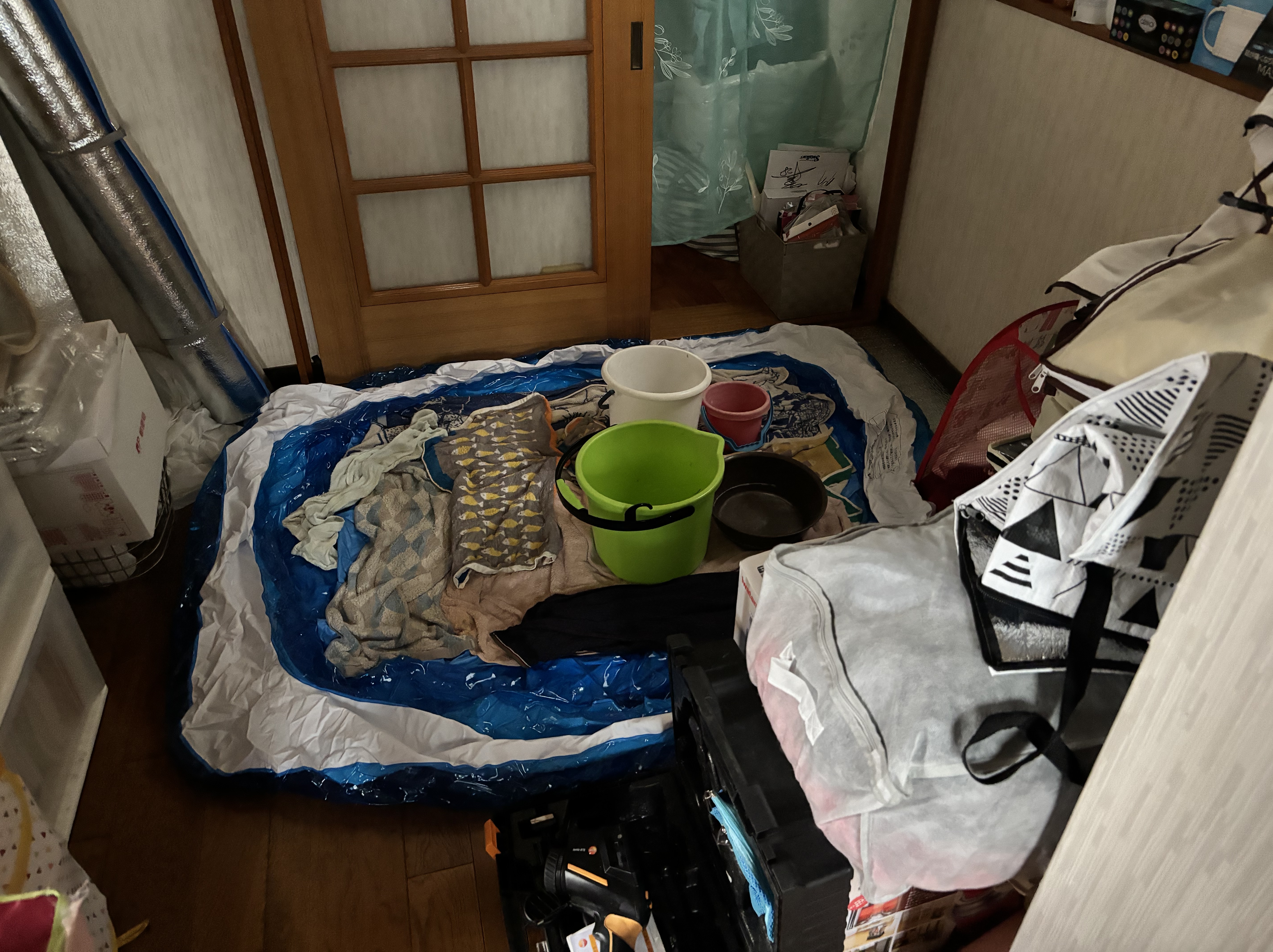 台東区下谷の建物で発生した大量の雨漏りの状況