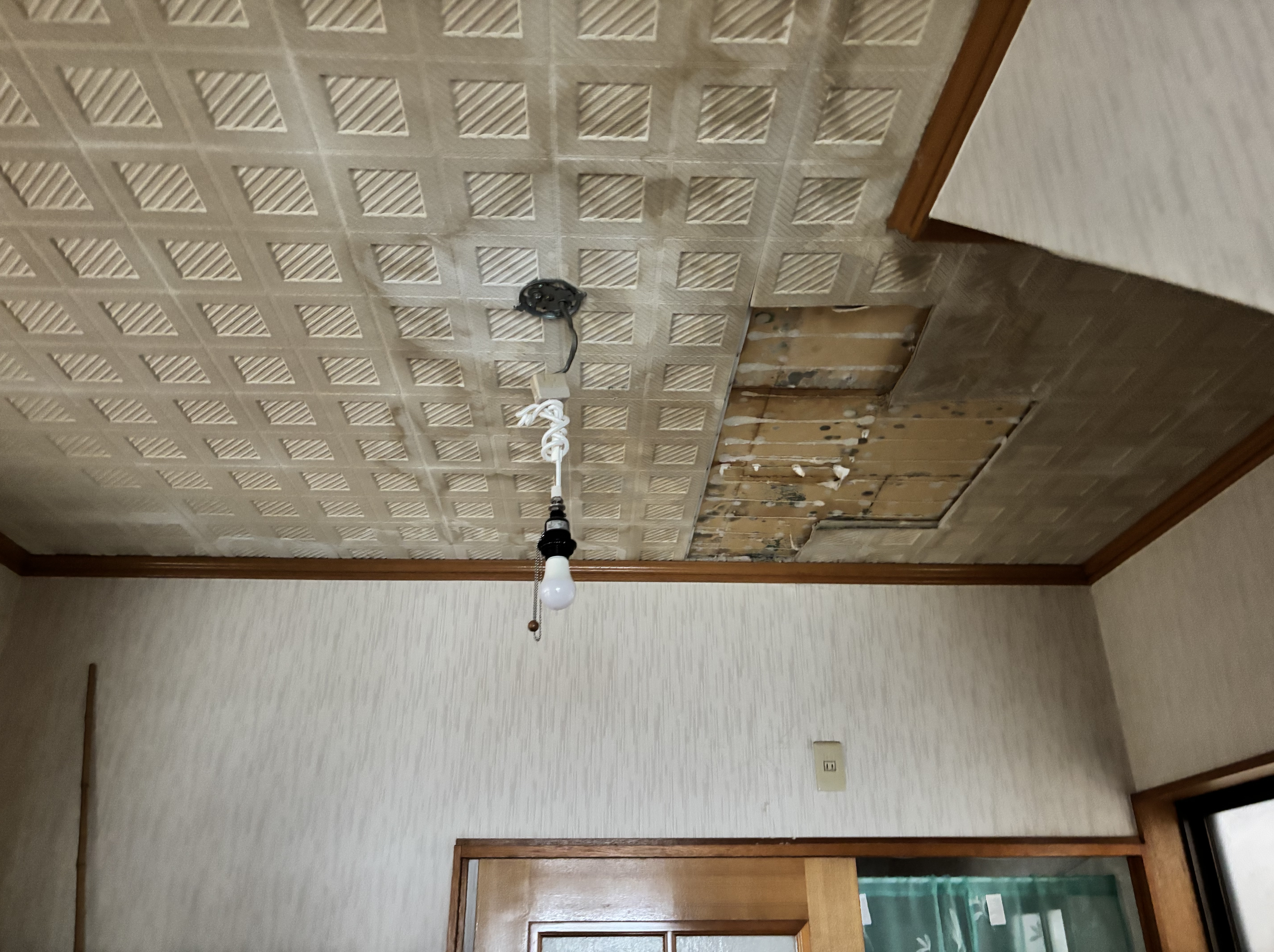 台東区下谷の建物で発生した大量の雨漏りの状況