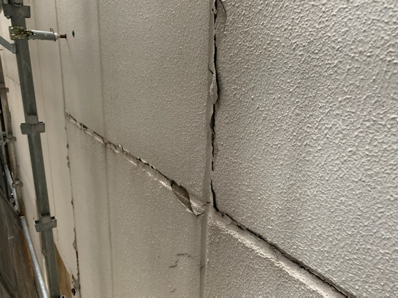 足場を架設して外壁を確認すると見えなかった外壁の劣化がよくわかります。中央区東日本橋の外壁塗装