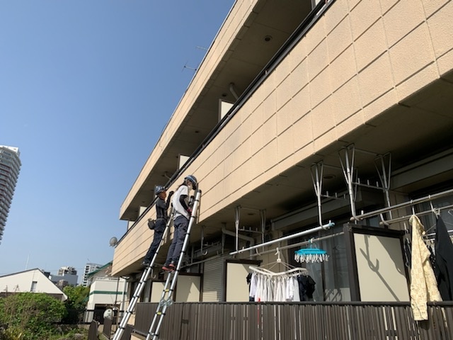 無足場のシーリング工事　ALC外壁のシーリングの劣化による雨漏りを直していきます。