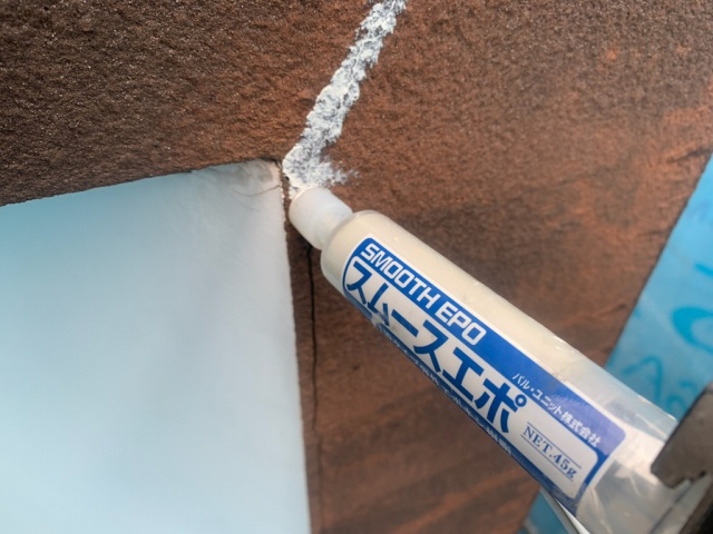 モルタル外壁のヒビが気になるけど外壁の質感は変えたくない・・・。エポキシ樹脂注入で補強と補修を！！