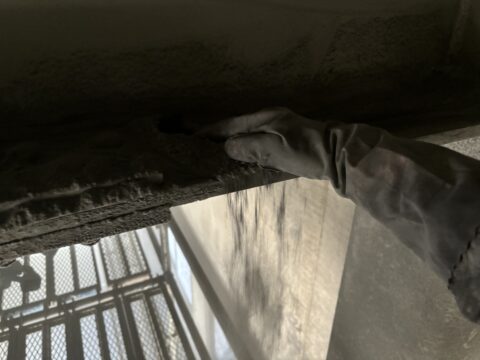 工場や倉庫の床の防塵塗装が必要なワケ。防塵塗装は粉塵を抑える塗装です。