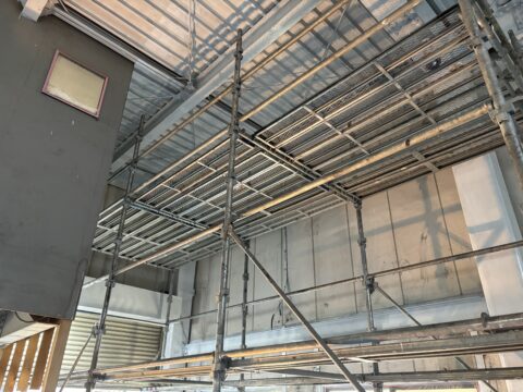 倉庫内の塗装は足立区鹿浜のセイルズお任せください。倉庫内天井，鉄骨、壁の塗装　移動式足場を使用して塗装